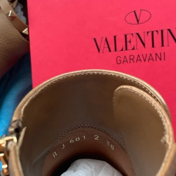 🌈ROCKSTUD Ankle Boot
VALENTINO GARAVANI SIZE8US🌈 - Picture 16 of 16